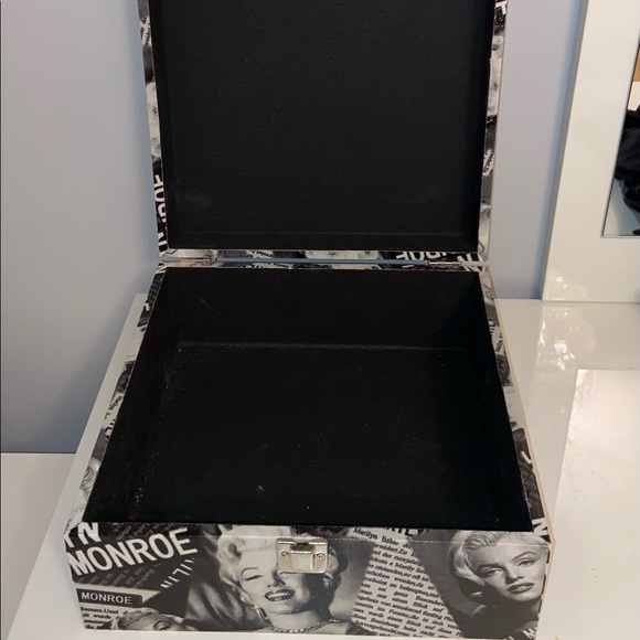 Beautiful Marilyn Monroe Utility Box - Picture 5 of 5